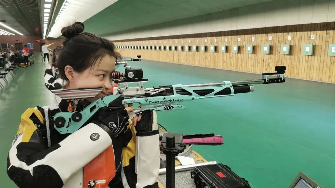 美国代表团在射击比赛中赢得大成绩，战绩斐然