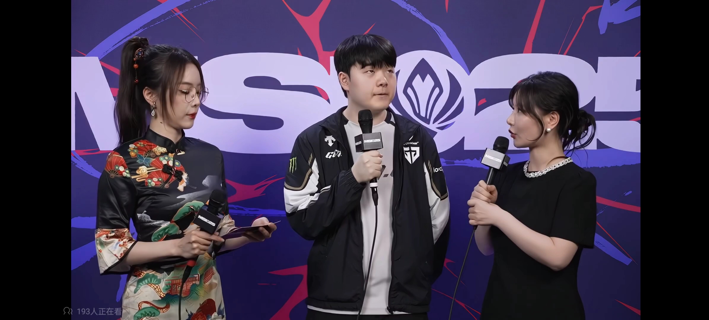 GEN碾压IG，Xiaohu团战一打五峡谷大战四强赛，点燃全场激情