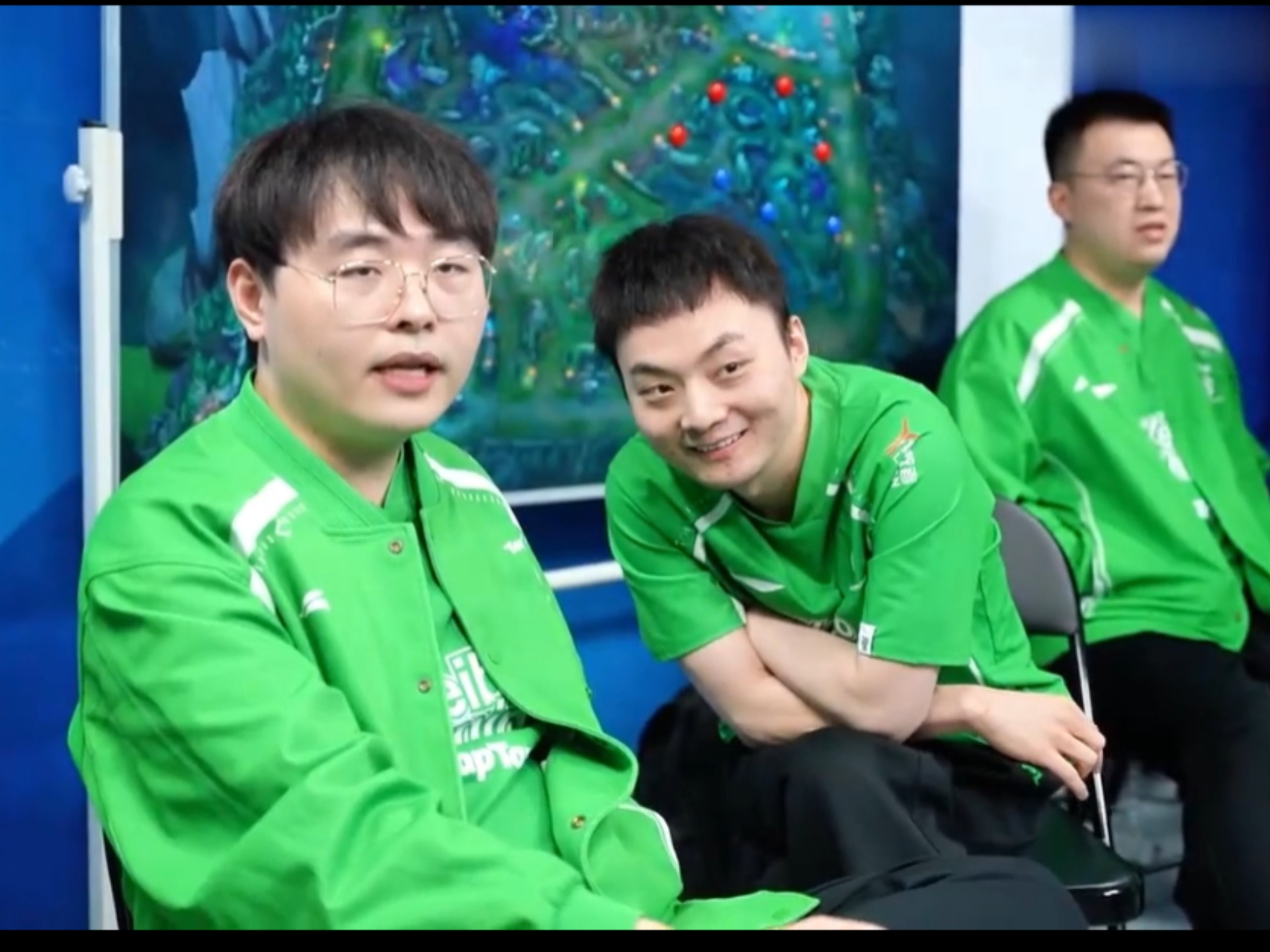 GEN碾压IG，Xiaohu团战一打五峡谷大战四强赛，点燃全场激情