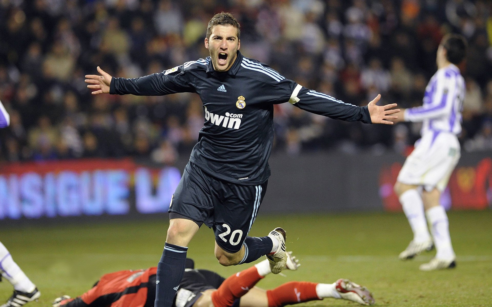 当诺坎普的月光照亮联合中心，西德比之夜的篮球启示录